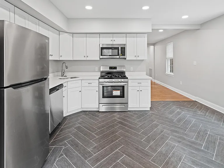 731 E Elm St — Photo 14