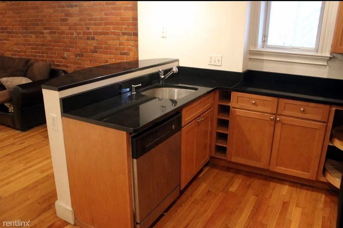 Building Photo - 135 W 8th St #1