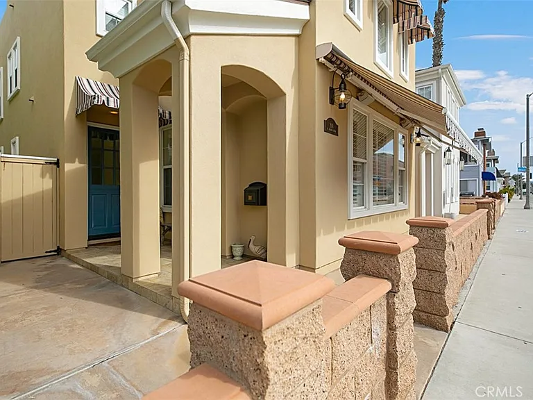 208 E Balboa Blvd — Photo 2