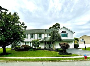 5 Erin Ln, Old Bridge, NJ 08857