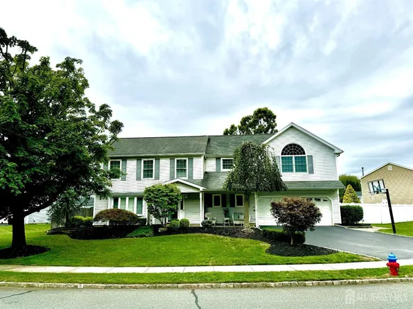 5 Erin Ln, Old Bridge, NJ 08857
