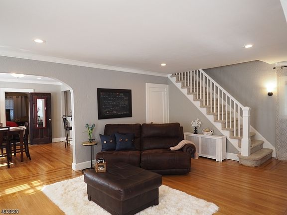 4th image of 713 Prospect Ave