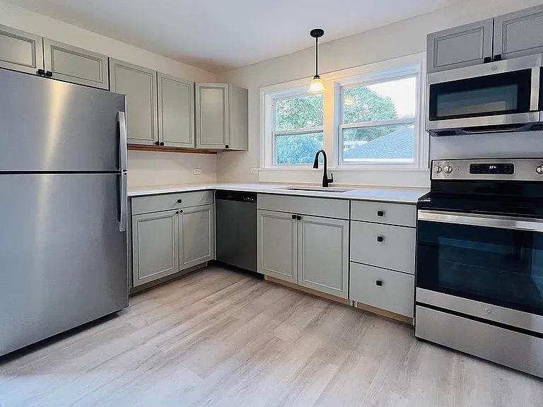 127 N Country Rd — Photo 3