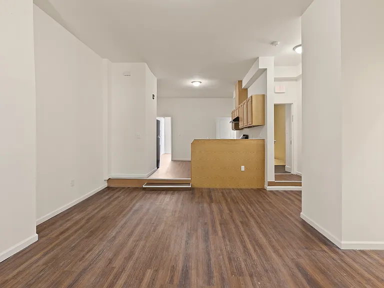 212 N Clinton Ave — Photo 21