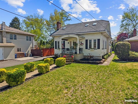 4th image of 232 Webster Ave