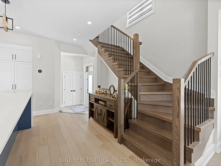 238 Bristol Cres — Photo 16