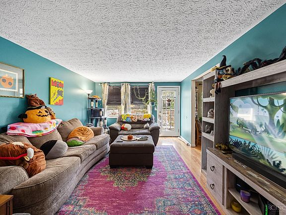 4th image of 1018 Stratford Ct