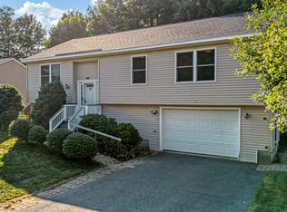 15 Hemlock Dr, Topsham, ME 04086