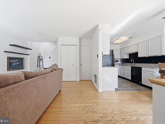 3rd image of 125 Heathfield Dr