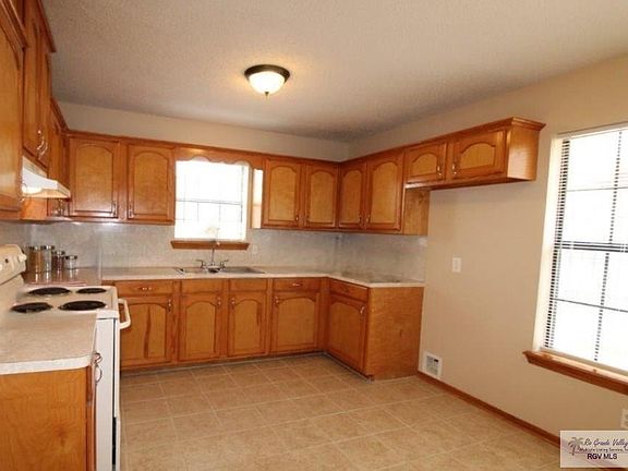 3rd image of 706 Carnation Dr