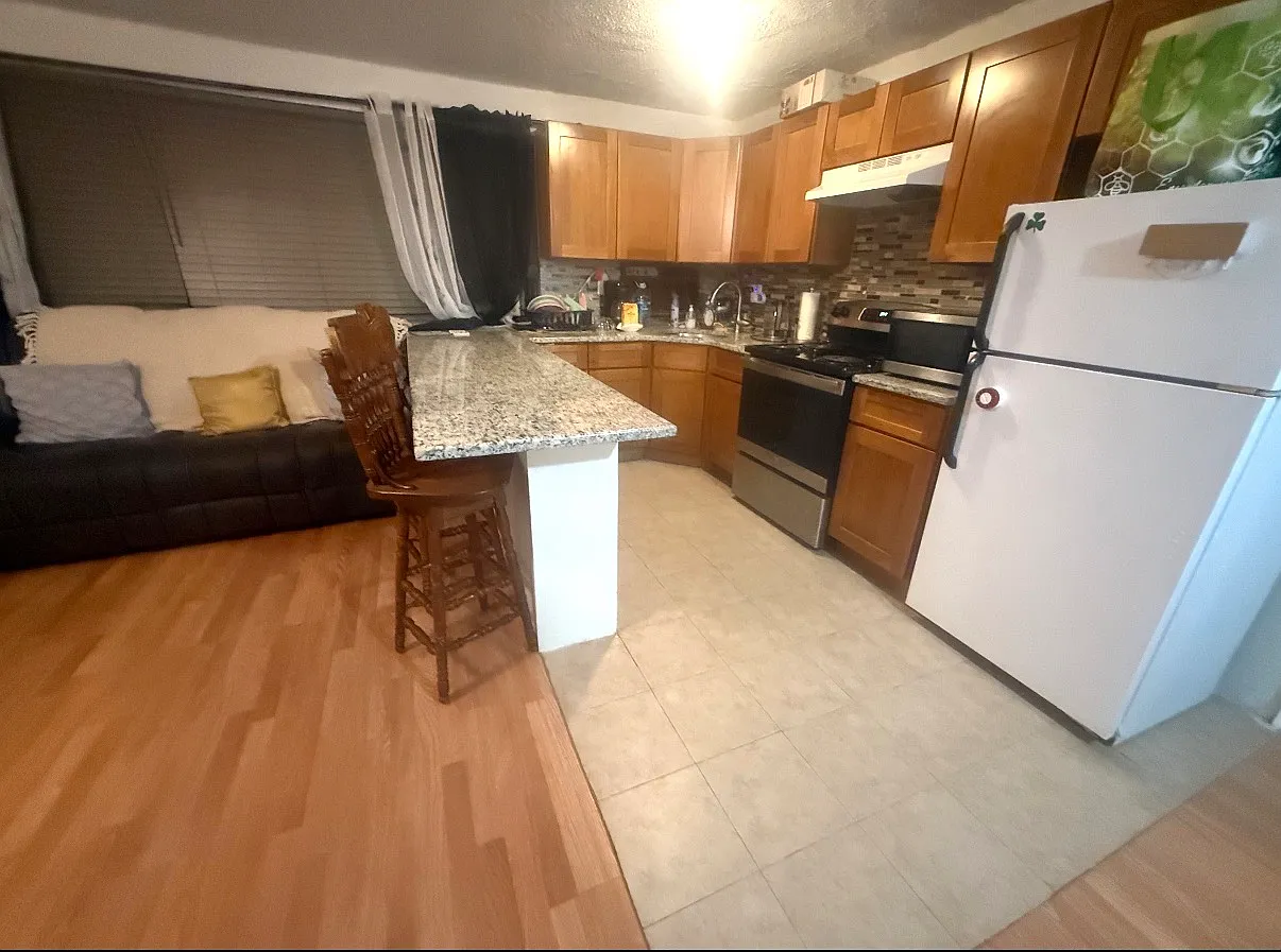 2 bed, 900 sqft, $1,560 — Photo 3