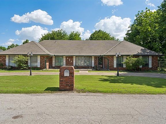 4th image of 404 W Charlotte Dr