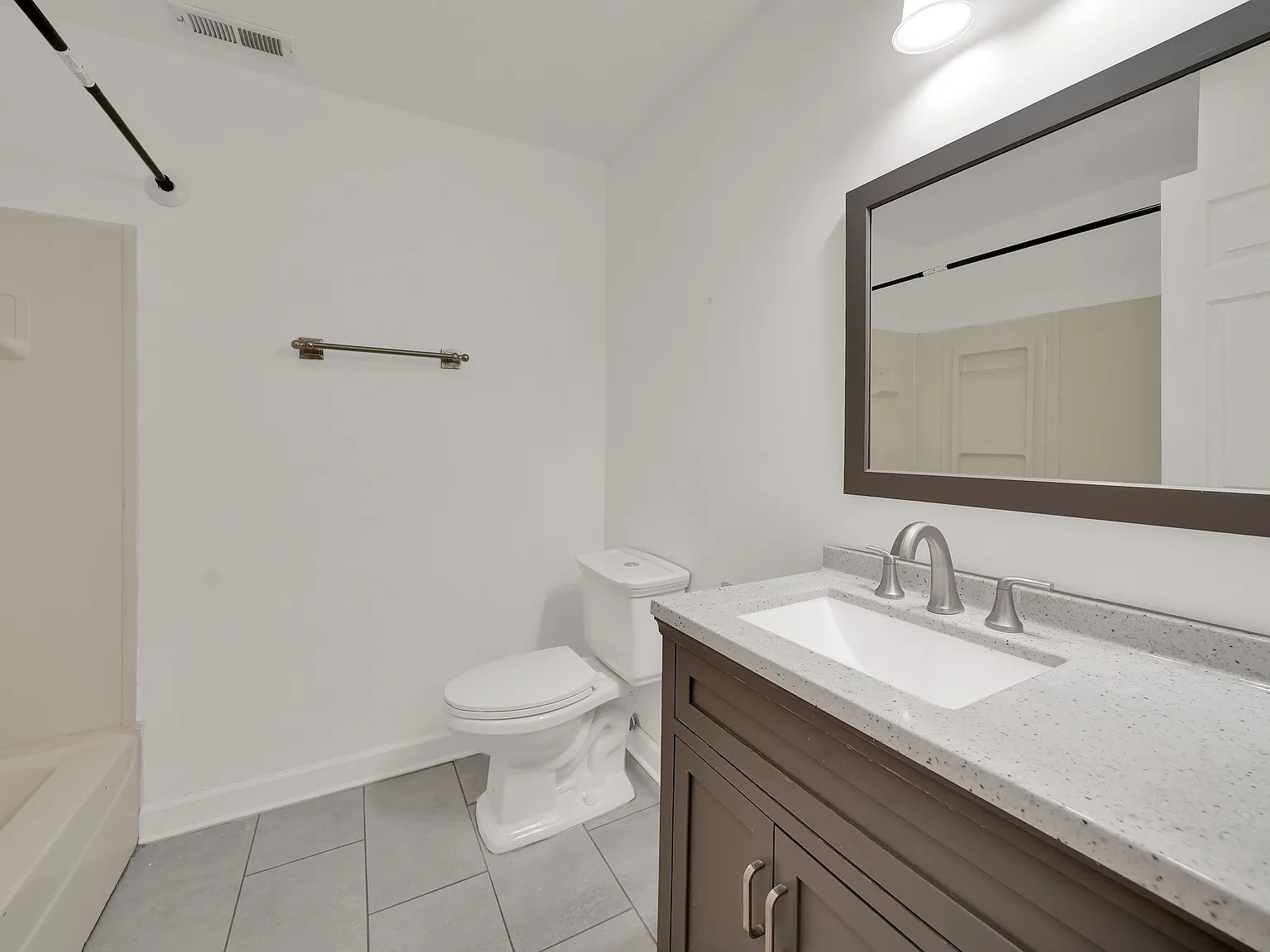 5 bed, 1999 sqft, $3,250 — Photo 2