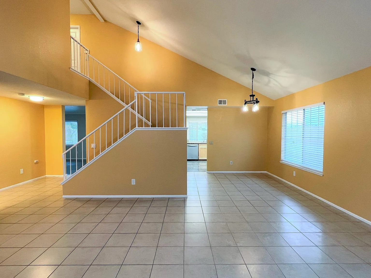 4 bed, 2.5 bath, 2350 sqft, $3,900 — Photo 3