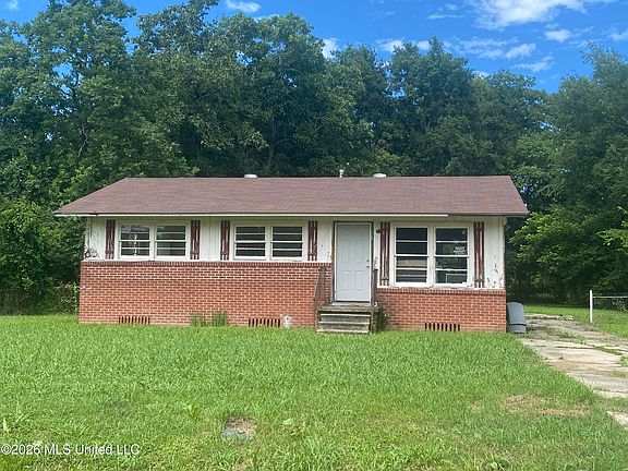 3rd image of 104 Pecan St