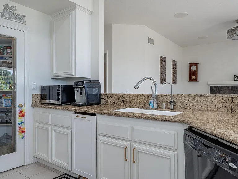 1011 S Mountcrest Ct — Photo 9