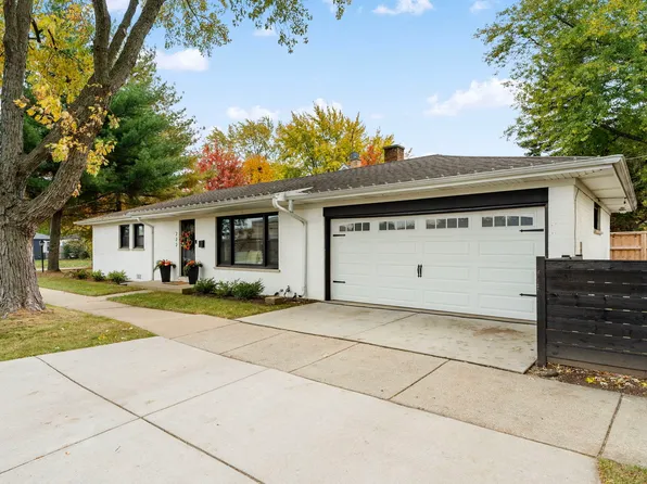 222 Wille Ave, Wheeling, IL 60090