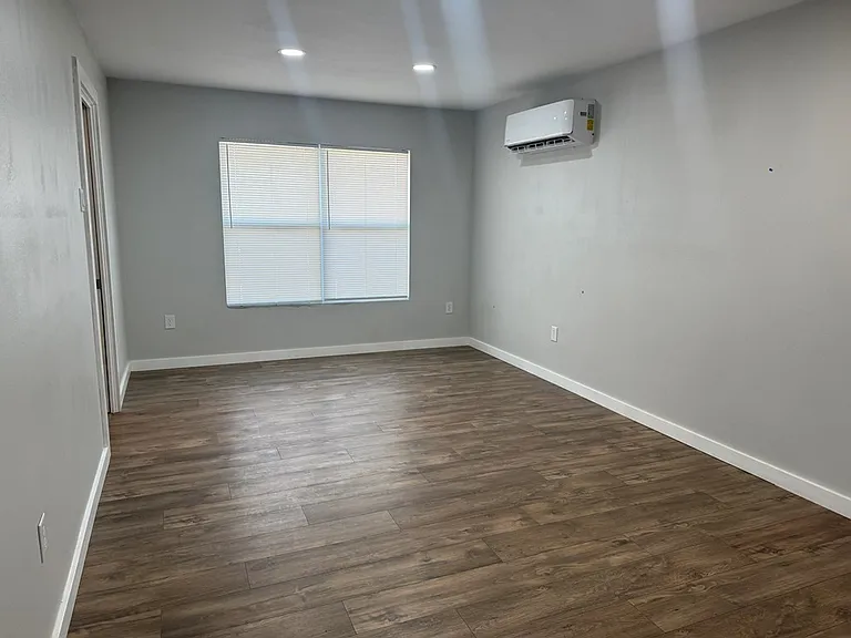 2705 Cambridge St — Photo 13