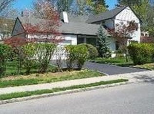 25 Nassau Dr, Great Neck, NY 11021