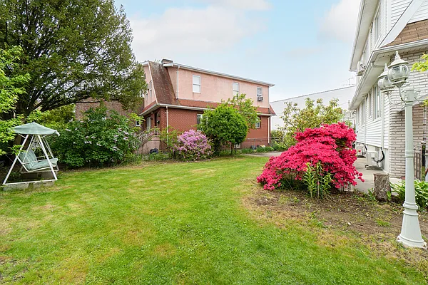 Sold by Compass | media 4