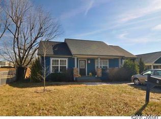 4 Oakcrest Dr, Asheville, NC 28806