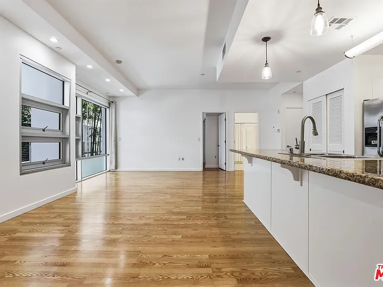 630 W 6th St #310 — Photo 5