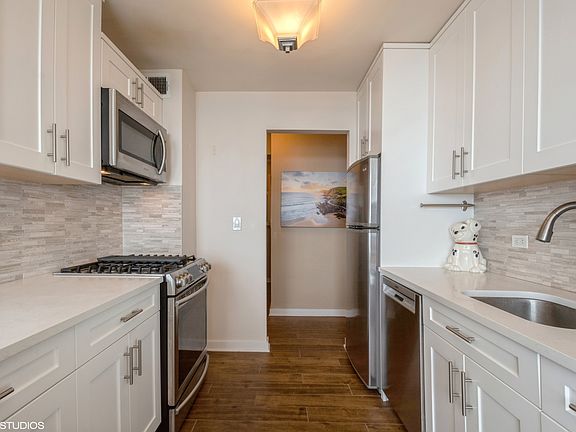 3rd image of 3440 N Lake Shore Dr APT 9G