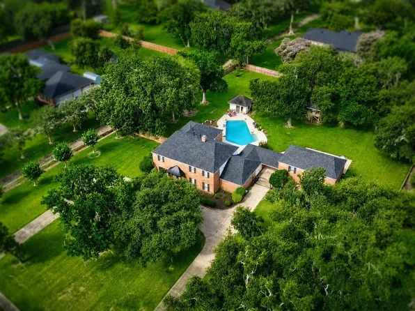 111 Cherrywood Dr, Lake Jackson, TX 77566