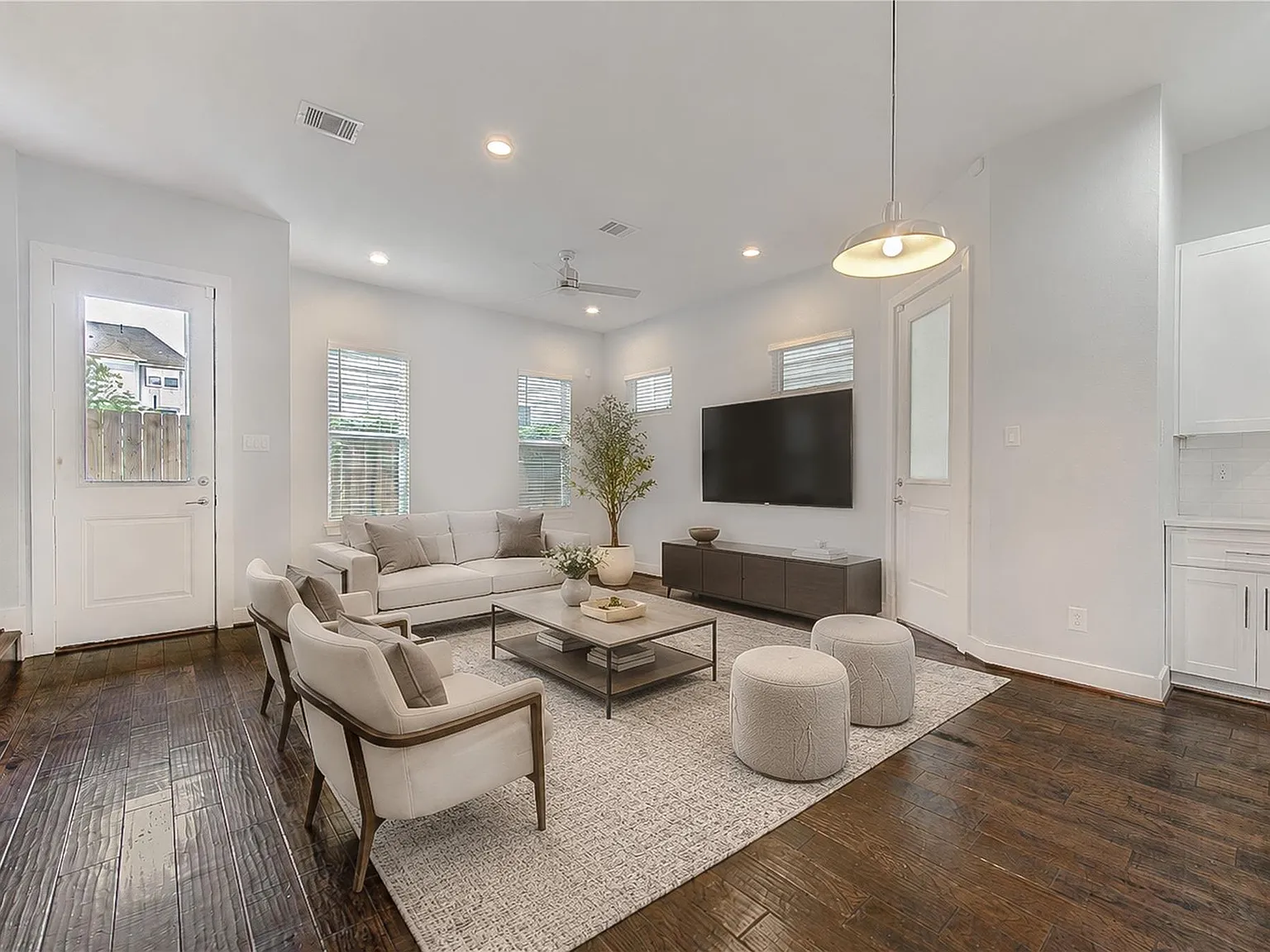 3 bed, 2.5 bath, 1690 sqft, $2,250 — Photo 4