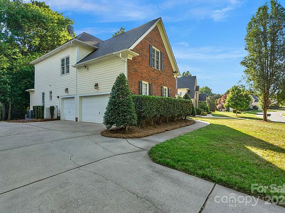 3rd image of 406 Belvedere Ln
