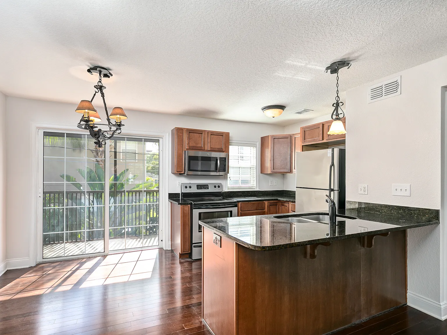 2 bed, 1000 sqft, $1,645 — Photo 2