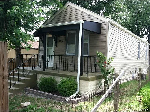 392 Orient Ave photo 1