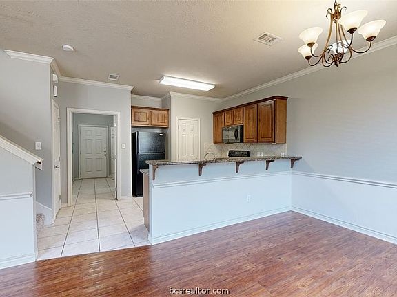 2nd image of 211 Forest Dr Room C