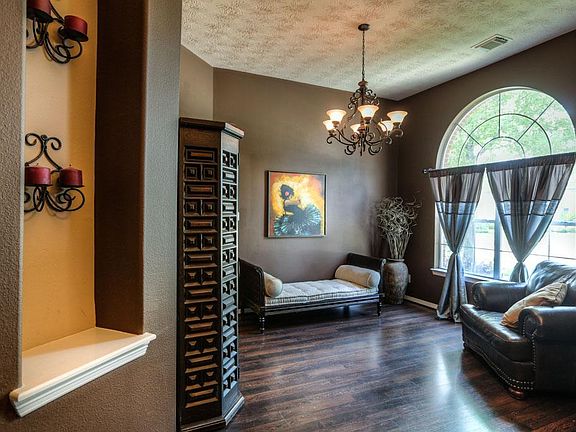 Art Niche in Entry Near Formal Dining or Study or Formal Living Area, you decide!