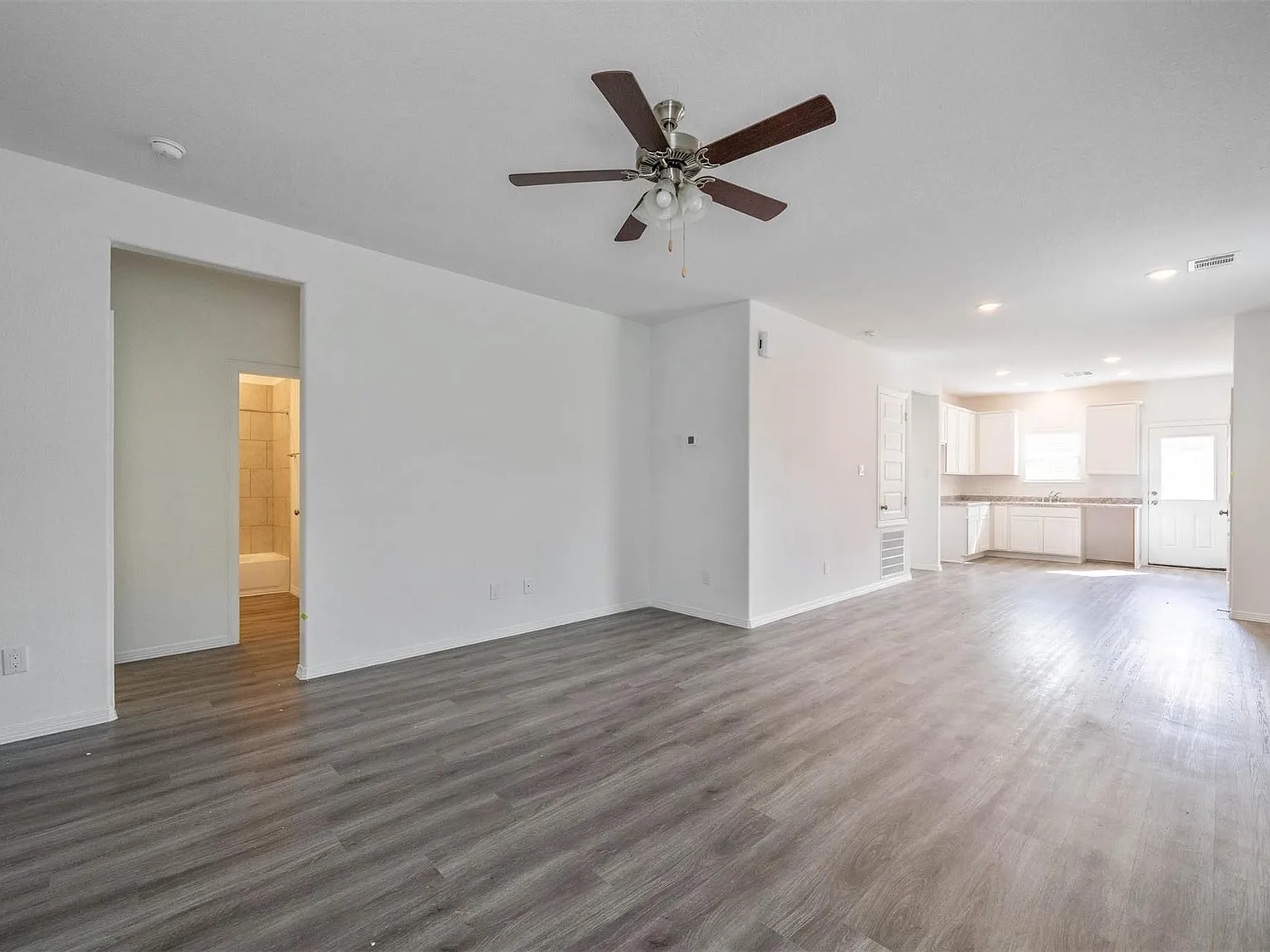 3 bed, 2.0 bath, 1349 sqft, $1,800 — Photo 3