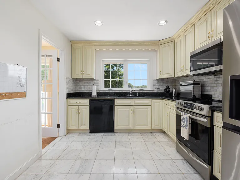 223 Corey Ln — Photo 9