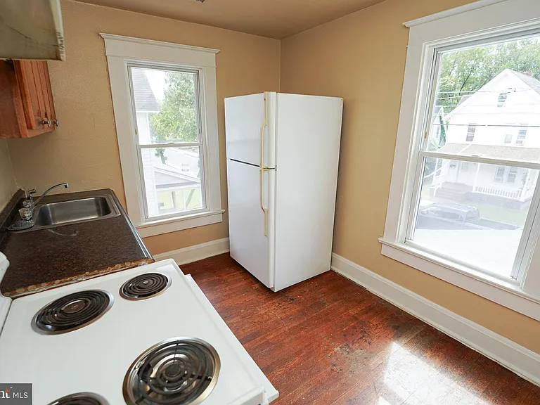 235 Newton St #4 — Photo 6