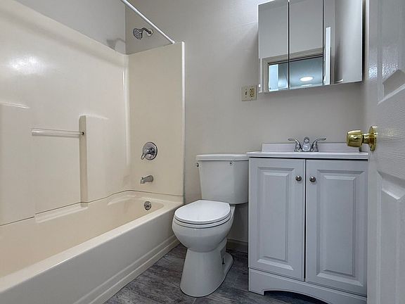2nd image of 698-700 Broad St #202
