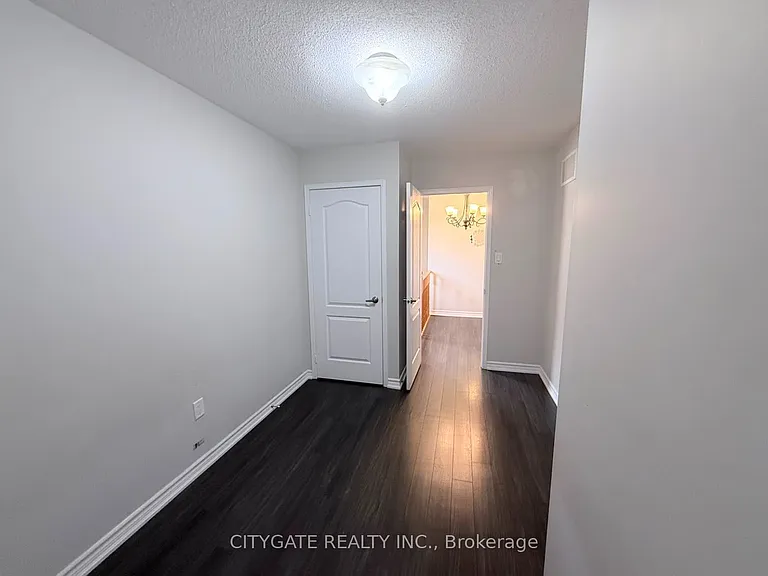 124 Crystalview Cres E — Photo 18