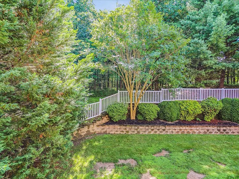 8931 Falls Farm Dr — Photo 17