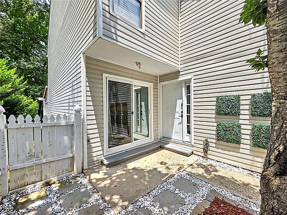 3rd image of 2692 Meadowlawn Dr SE