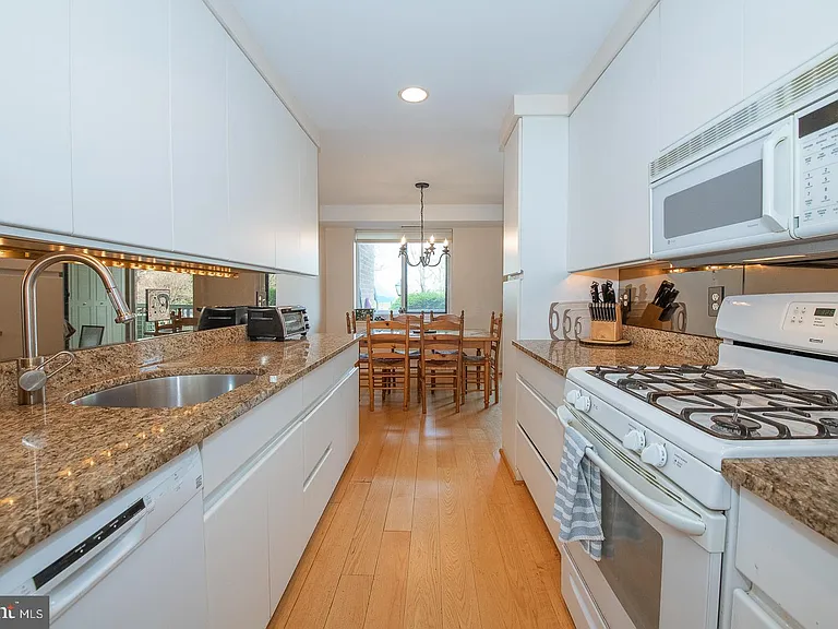 1637 Oakwood Dr #S122 — Photo 5