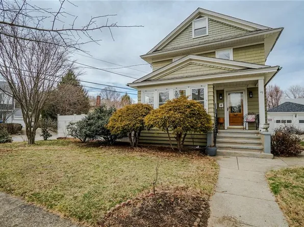 27 Lotus Pl, Providence, RI 02908