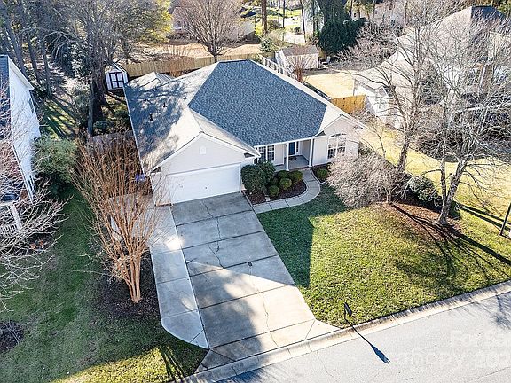 3rd image of 7638 Sedgebrook Dr E