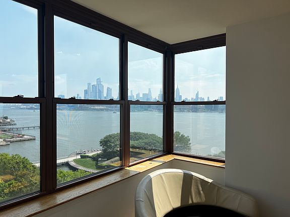 4th image of 100 Washington St #1013