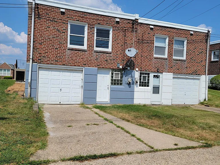 2126 Faunce St — Photo 3