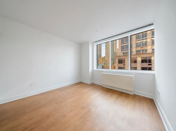 140 Riverside Boulevard image 5 of 28