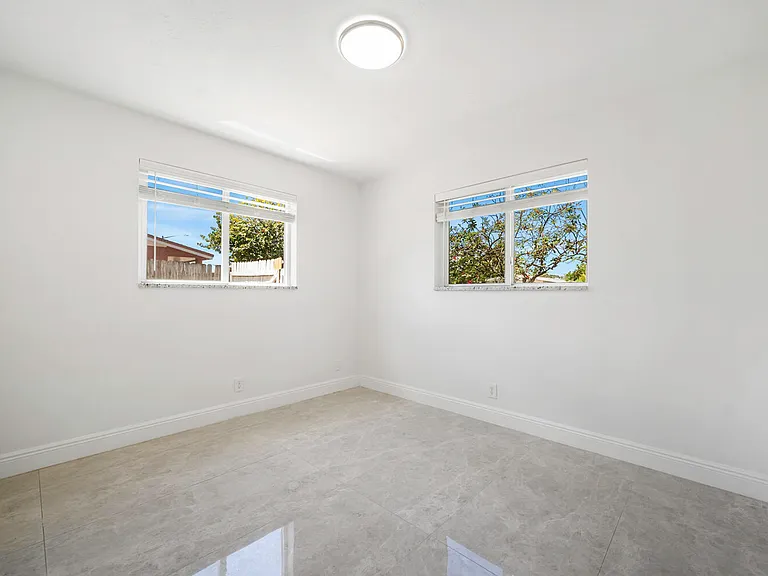 2100 N Seacrest Blvd — Photo 12