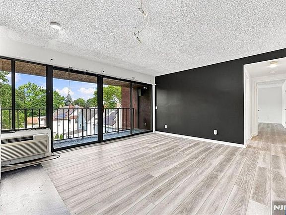 5th image of 55 Clinton Place #404