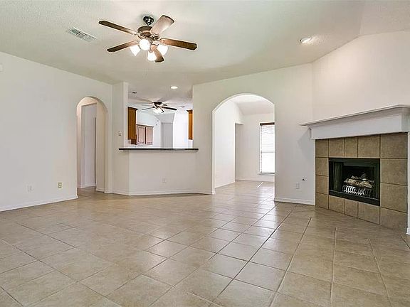 3rd image of 711 Valley Mills Dr